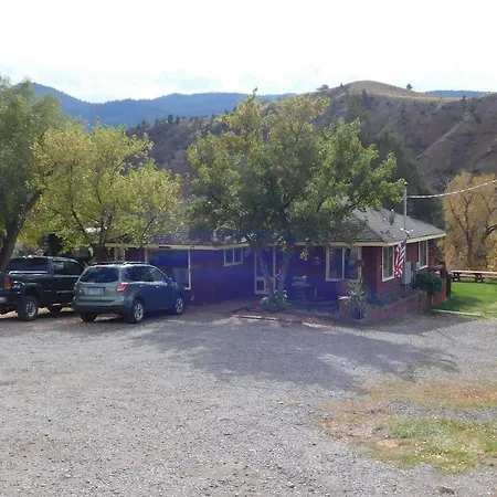 North Yellowstone Lodge And Hostel